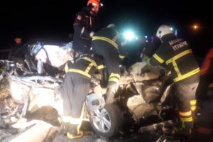 Tıra &ccedil;arpan otomobilin s&uuml;r&uuml;c&uuml;s&uuml; ara&ccedil;ta sıkıştı