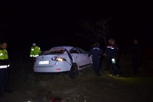Otomobil şarampole devrildi: &Ouml;l&uuml; ve yaralılar var