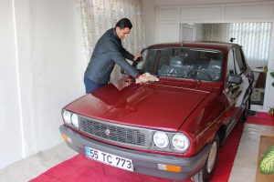 Otomobiline &ccedil;ocuğu gibi bakıyor!