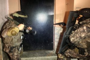 Bursa'da FET&Ouml; operasyonu! 1'i mahrem imam 24 g&ouml;zaltı