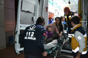 Yaralı kızını bir an olsun bırakmadı