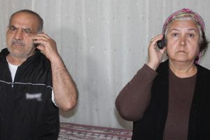Yaşlı &ccedil;ifte akılalmaz oyun! "Git yemek ye &ccedil;ay i&ccedil; emniyetin ikramıdır"