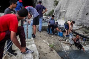 Venezuela'da elektrik kesintisinin yol a&ccedil;tığı su sıkıntısı s&uuml;r&uuml;yor