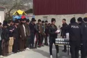 Ka&ccedil;ak g&ouml;&ccedil;menlere polisten yemek ikramı