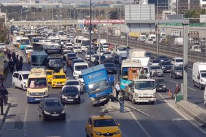 İstanbul'da trafiği kilitleyen kaza!