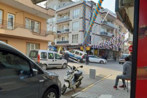 Ters yoldan geldi, polis otosuna &ccedil;arptı!