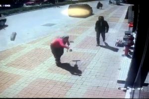 Kasap &ouml;n&uuml;nde bekleyen k&ouml;peğe, parke taşıyla saldırdı