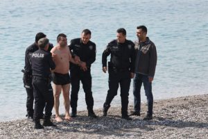 Kıyafetiyle denize giren adam polisi alarma ge&ccedil;irdi