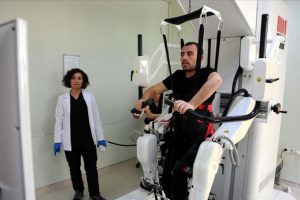 Gribin tetiklediği sendromla fel&ccedil; ge&ccedil;irdi, robotla y&uuml;r&uuml;meye &ccedil;alışıyor