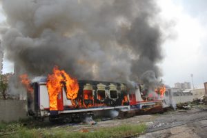 Hurdaya ayrılan vagon alev alev yandı