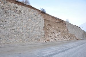 Y&uuml;ksekova'da istinat duvarı &ccedil;&ouml;kt&uuml;