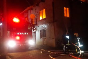 &Ccedil;adırda kalan depremzedenin evi yandı
