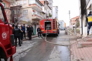 Konut yangınındaki esrarengiz kişinin 10 ayrı su&ccedil;tan arandığı anlaşıldı