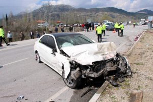 Otomobiller kavşakta birbirine girdi