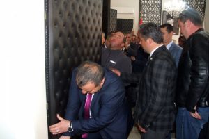 CHP'li Başkan, makam odasının kapısını s&ouml;kt&uuml;rd&uuml;