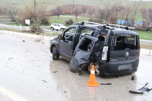 Ref&uuml;je &ccedil;ıkan ara&ccedil; direği yerinden s&ouml;kt&uuml;: 3 yaralı