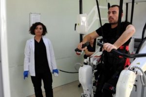 Grip sonrası fel&ccedil; ge&ccedil;irdi, robotla y&uuml;r&uuml;meye &ccedil;alışıyor