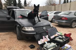 Ara&ccedil;larda 15 kilo esrar ele ge&ccedil;irildi