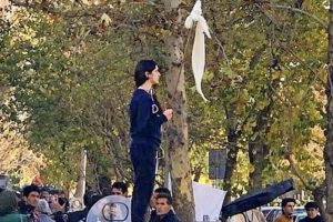 İranlı kadın aktivistten baş&ouml;rt&uuml;s&uuml; takan Batılı feministlere &ccedil;ok sert eleştiriler