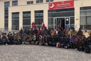 Başkale'de 72 ka&ccedil;ak g&ouml;&ccedil;men yakalandı