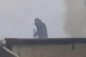 Yanan &ccedil;atıya damacana ile m&uuml;dahale etti