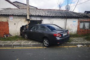 Otomobil gecekondunun i&ccedil;ine girdi!