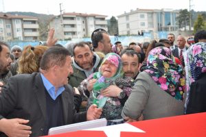 &Ouml;ğrencisi tarafından &ouml;ld&uuml;r&uuml;len &ouml;ğretmeni 25 bin kişi sonsuzluğa uğurladı