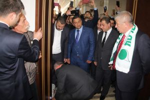 MHP'li başkan, makam odasının kapısını s&ouml;kt&uuml;rd&uuml;