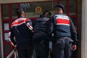 11 ayrı su&ccedil;tan aranıyordu, tekne &ccedil;alarken yakalandı