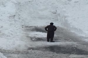 Hakkari-Şırnak karayoluna inen &ccedil;ığlar temizlendi