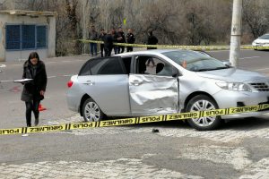 Otomobil ile &ccedil;arpışan motosikletin s&uuml;r&uuml;c&uuml;s&uuml; &ouml;ld&uuml;