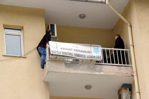 İntihara kalkışan h&uuml;k&uuml;ml&uuml;y&uuml; eşi ikna etti