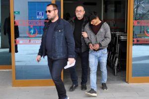 &Ccedil;aldıkları motosikleti satmak isterken yakalandılar