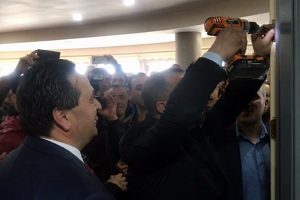 İlk icraatı makam kapısını s&ouml;kt&uuml;rmek oldu