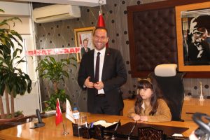 Mazbatasını alan başkanın koltuğuna ilk &ouml;nce kızı oturdu