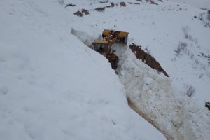 Kardan kapanan yol 19 saat sonra a&ccedil;ıldı