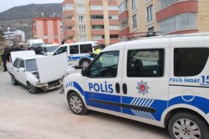'Dur' ihtarına uymayan ehliyetsiz s&uuml;r&uuml;c&uuml; polis otosuna &ccedil;arptı