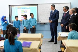 Bakan Sel&ccedil;uk ile &ouml;ğrencinin İngilizce diyaloğu