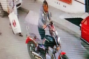 Elini kolunu sallayarak motosikleti &ccedil;aldı