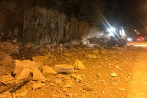 Dağdan kopan dev kaya faciaya neden oluyordu