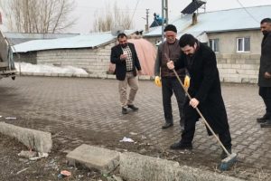 Ağrı Belediye Başkanı Sayan, fır&ccedil;ayla sokakları temizledi