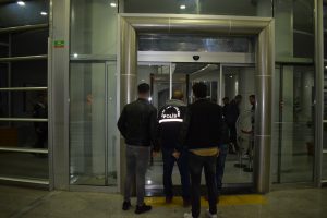 Gece yarısı iki grup arasında silahlı kavga: 3 g&ouml;zaltı