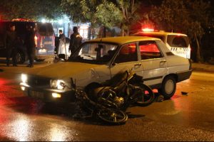 Otomobil ile &ccedil;arpışan motosikletli, yaralandı