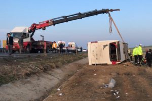 Yolcu otob&uuml;s&uuml; devrildi! &Ouml;l&uuml; ve &ccedil;ok sayıda yaralı var