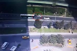 Ters y&ouml;ne d&ouml;n&uuml;ş yapınca motosikletliye &ccedil;arptı