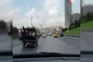 Kamyonetin kasasında tehlikeli yolculuk kamerada