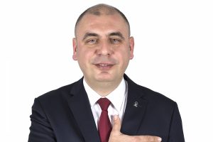 Bursa Orhangazi'nin yeni başkanı: Çiçek yollamayın, belediyeye bağış yapın