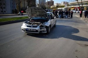 Kartal'da orta ref&uuml;jden atlayan ara&ccedil; karşı şeride girdi: 1 yaralı