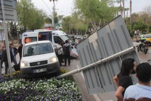 Kırmızı ışıkta ge&ccedil;ip hasta taşıyan ambulansla &ccedil;arpıştı