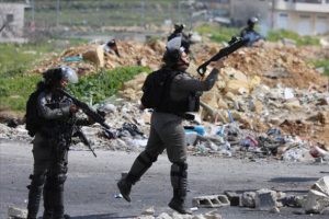 İsrail g&uuml;&ccedil;leri 13 Filistinliyi g&ouml;zaltına aldı